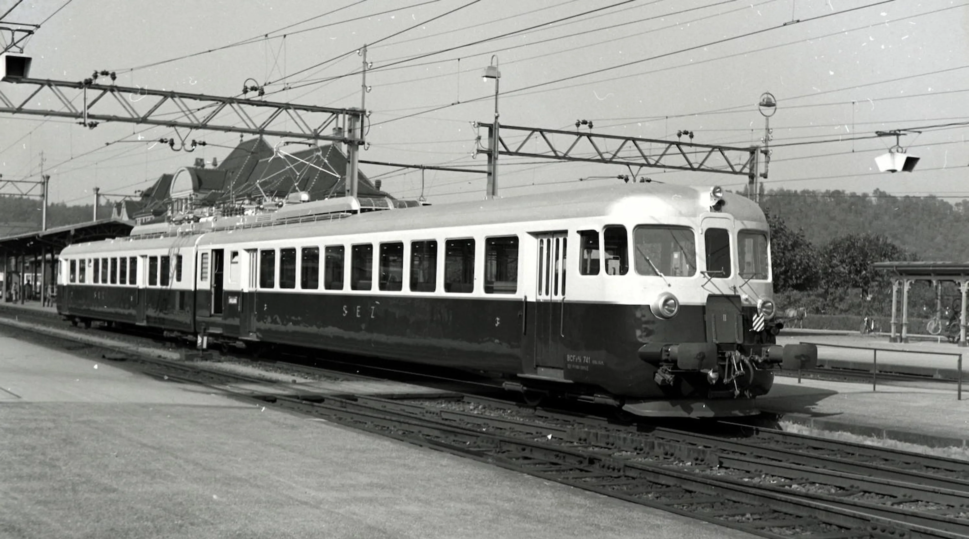 Der Triebwagen BCFe 4/8 741 1953 in Spiez.